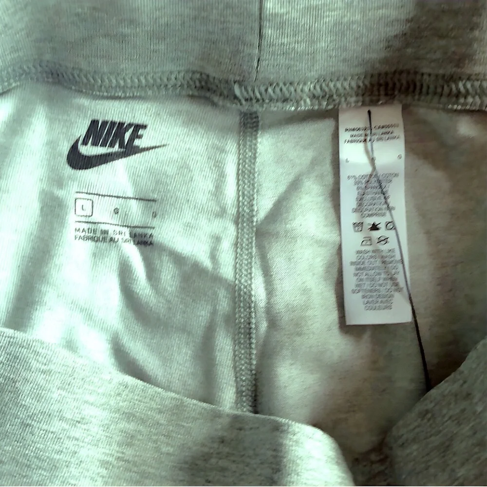 🆕 Nike Varsity Leg Logo Gray & White Large Leggings
